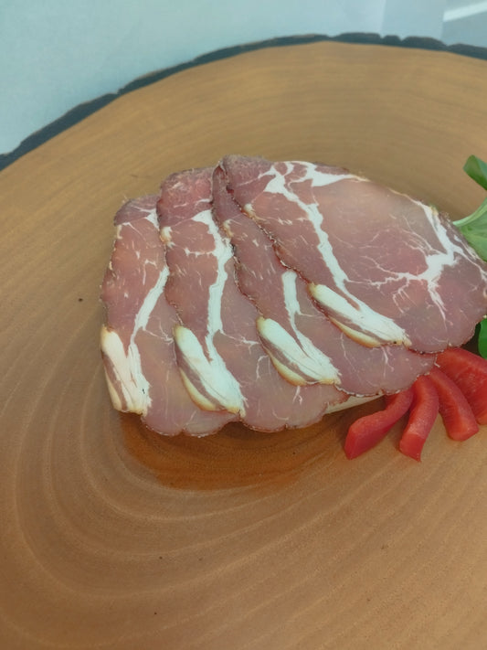 Rauchfleisch vom Schweinehals, geschnitten