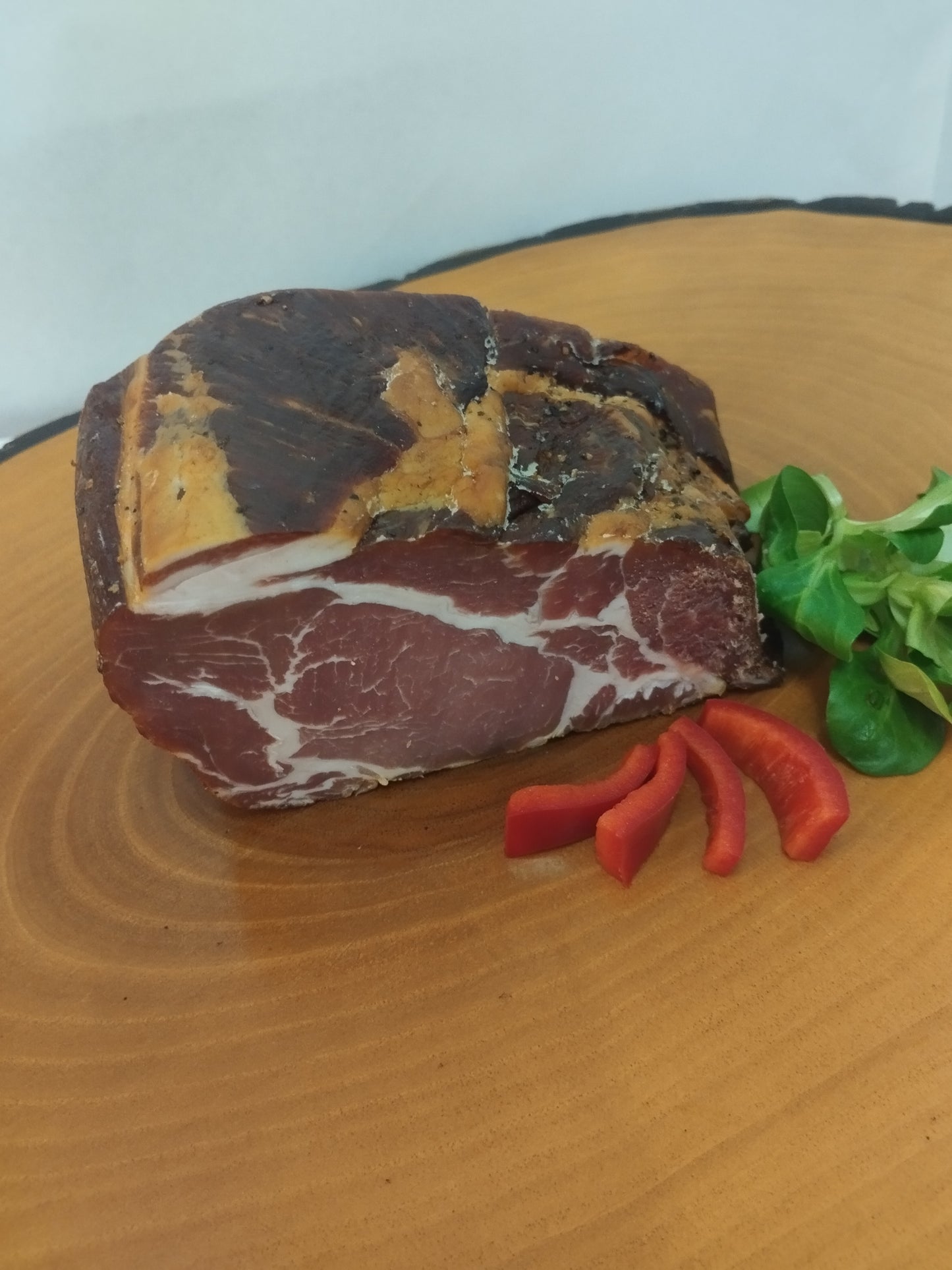 Rauchfleisch vom Schweinehals am Stück