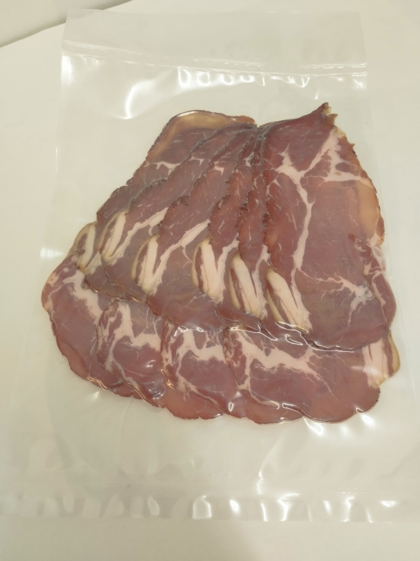 Rauchfleisch vom Schweinehals, geschnitten
