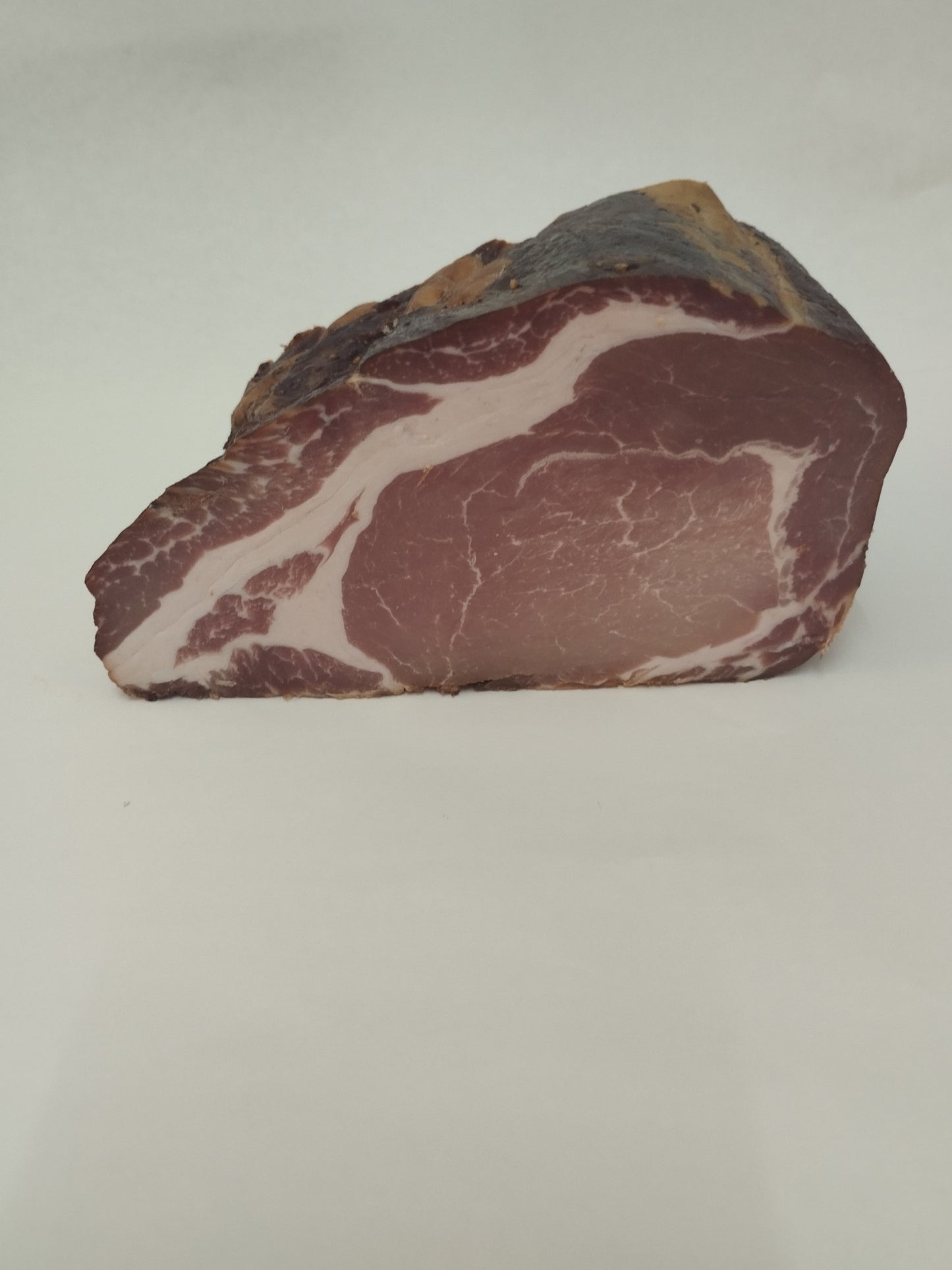 Rauchfleisch vom Schweinehals am Stück